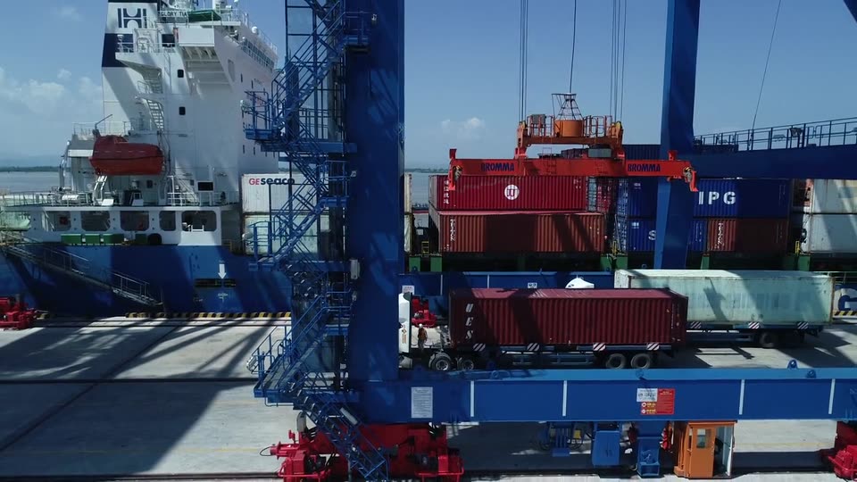 Contenedor cargado en camión de terminal